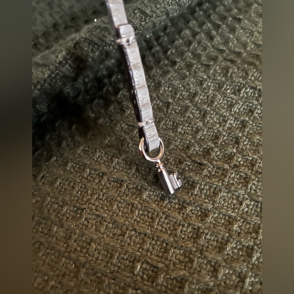 *AS IS* Guess | Grey Purse With Snake Skin Print Accents - Picture 5 of 17